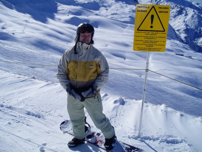 Yksi hiihtopäiväkin reissuun mahtui. Kuvassa Mikko Sammalkivi, terapeutti. Euroopassa parhaat rinteet merkitään tällaisilla kylteillä.