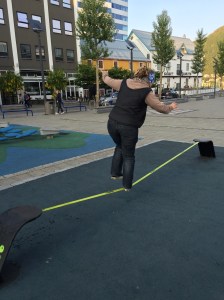 Katja voittaa slackline-kisan.